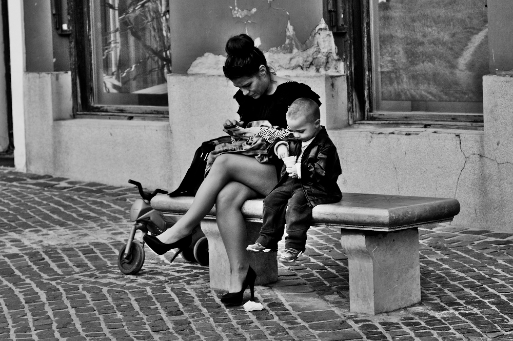 2014 12 02 Archive 02 Eng Cellphone and Ice cream Pierre Poulain Street photography